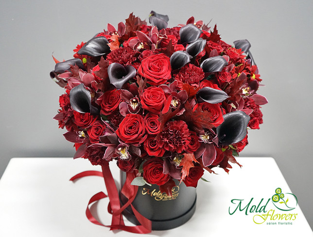 Черная коробка с розами, орхидеей, гвоздикой и каллами (под заказ, 10 дней) Фото